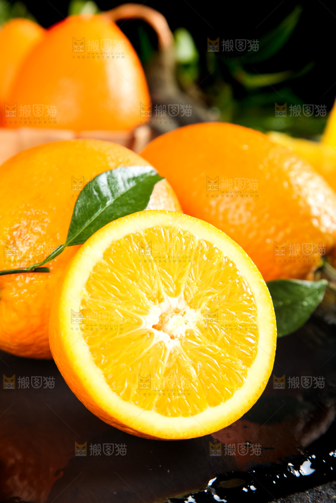 黑石板上放着脐橙