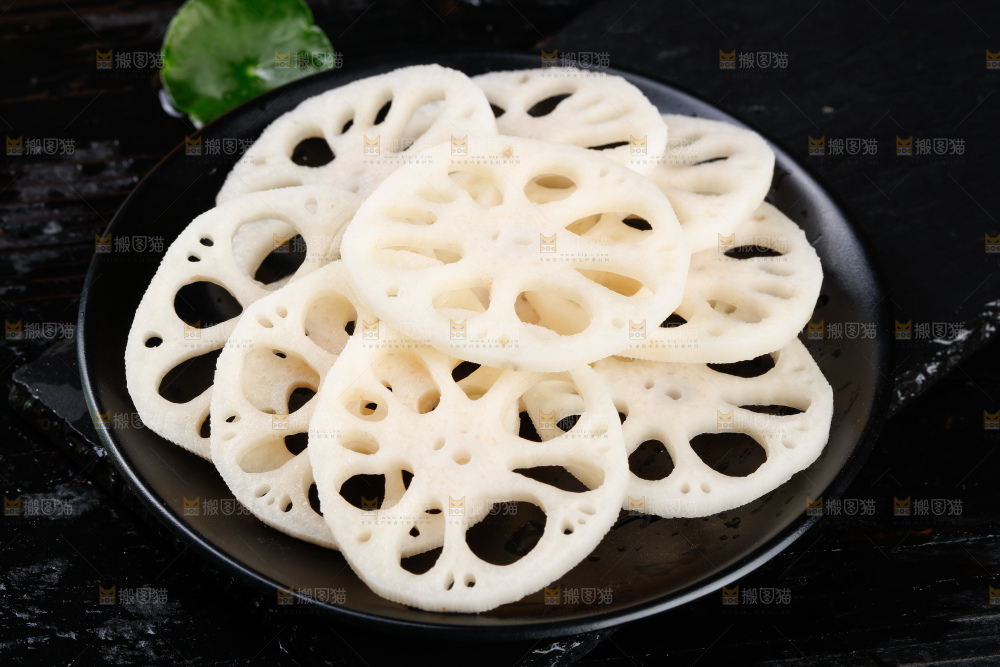 黑底上放着一盘切片九孔莲藕