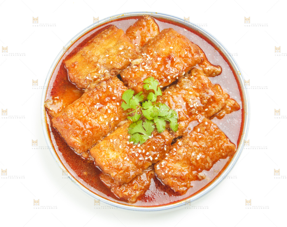 盘子里装着香煎带鱼