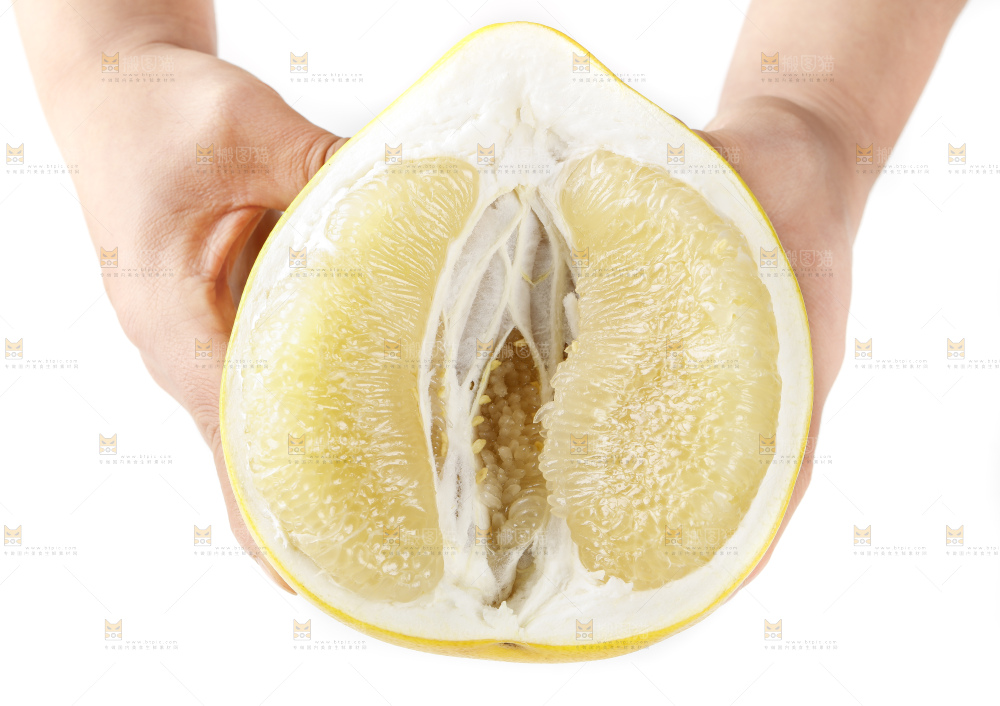 手里拿着新鲜柚子