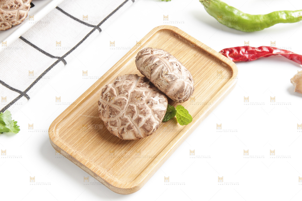 白格子布上的蘑菇