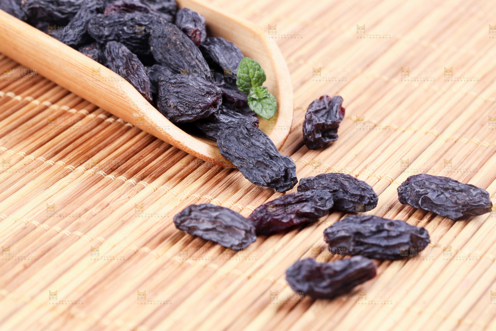 竹底上放着黑加仑葡萄干