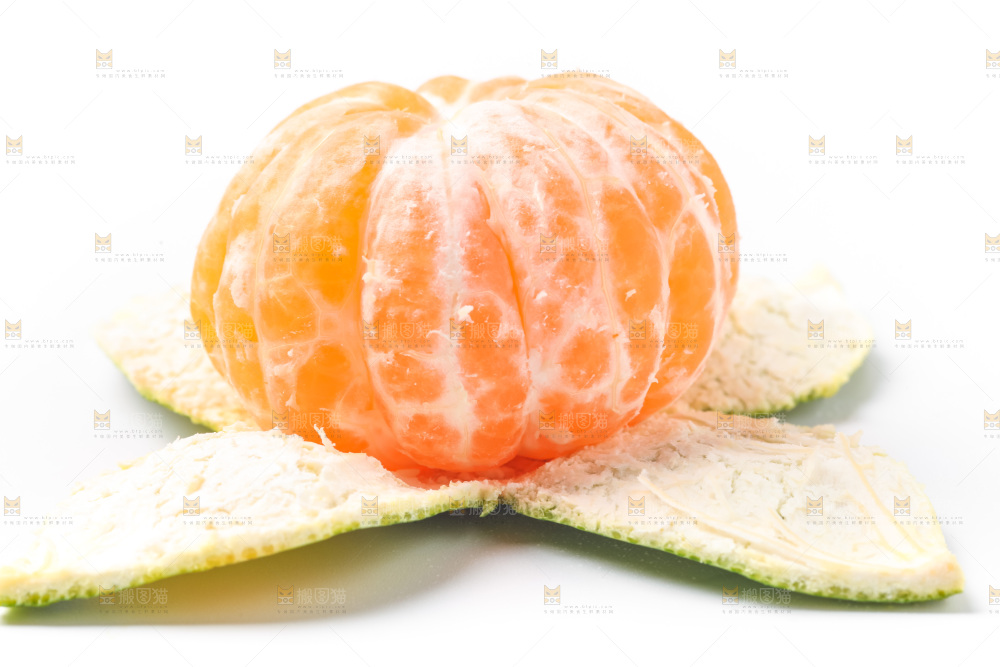 白底上的新鲜蜜橘
