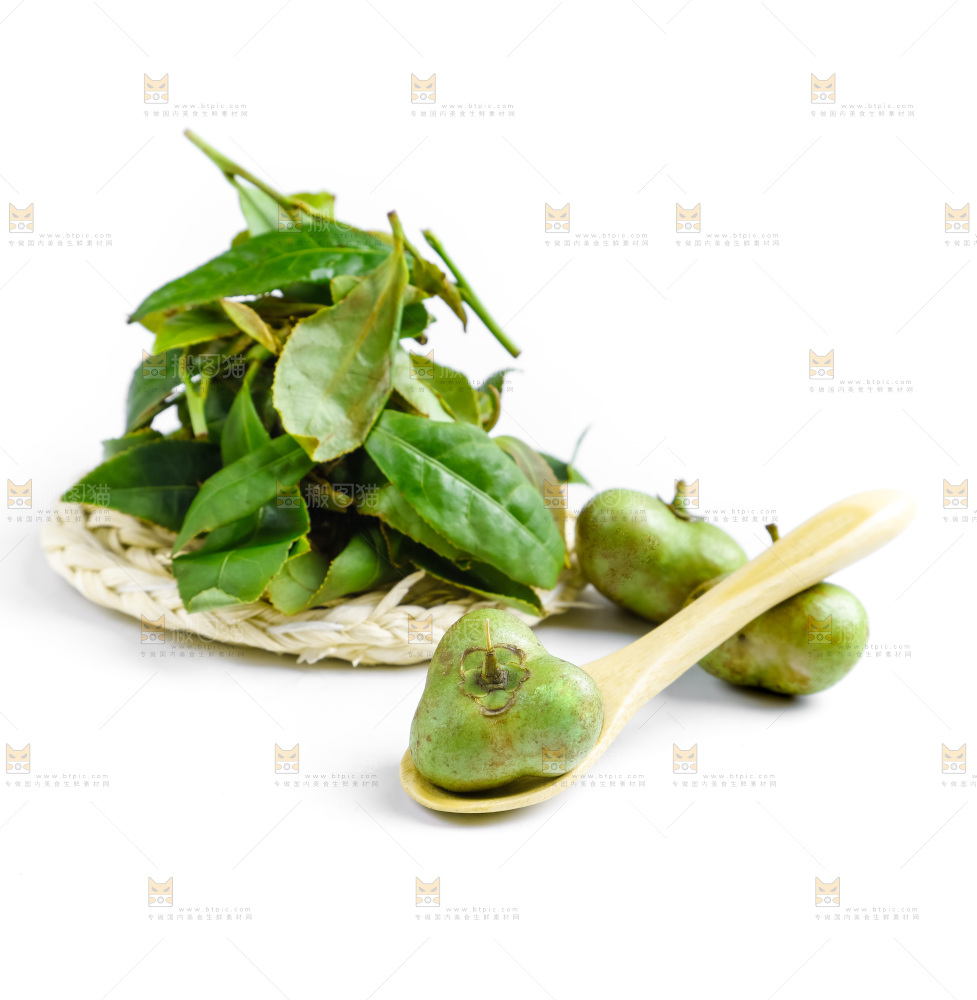 白底上放着绿茶叶