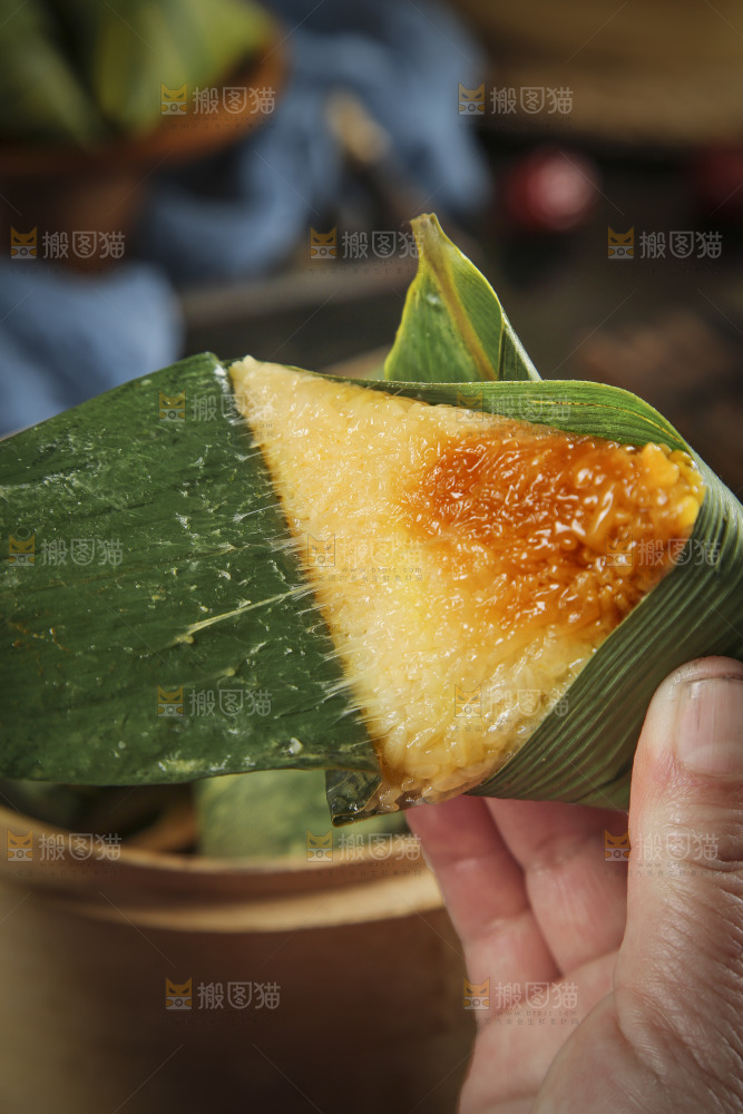 手里剥着蜜枣粽