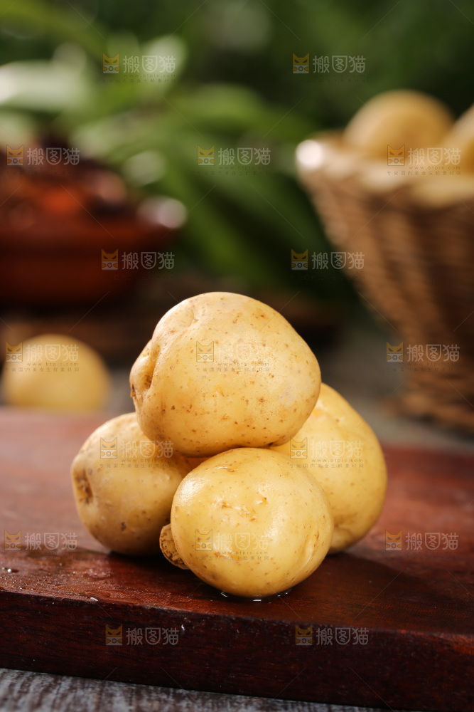 木板上放着高山小土豆