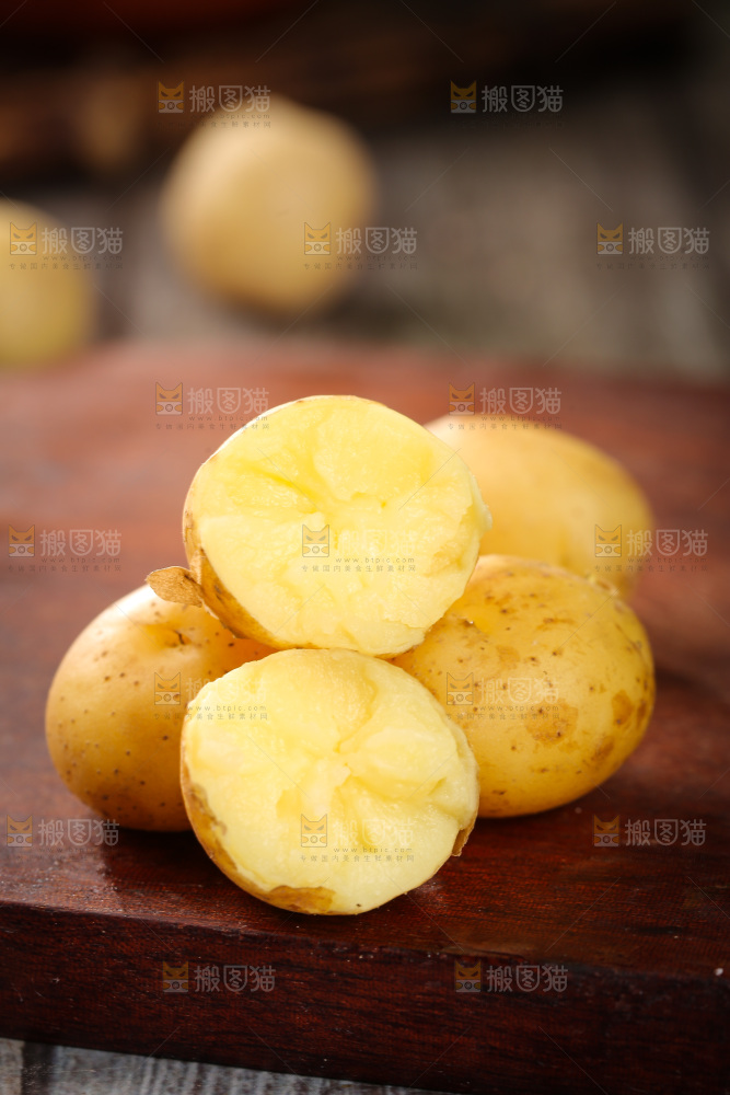 木板上的小土豆
