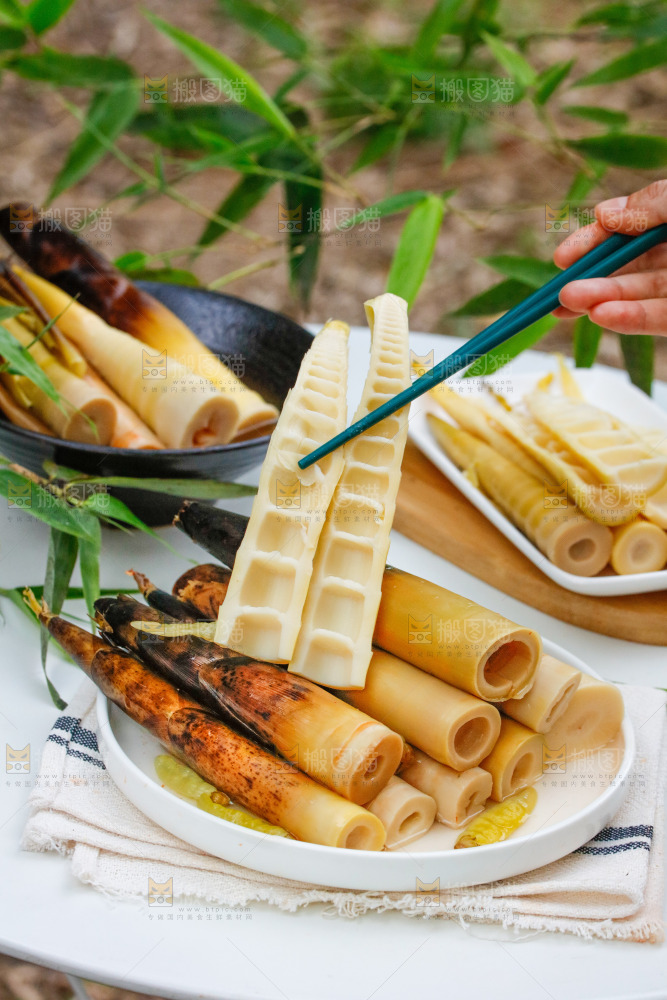 筷子夹着泡椒味手剥笋