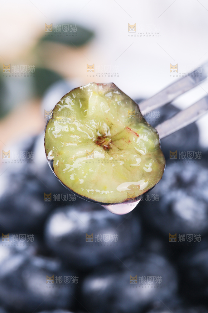 叉子上插着蓝莓
