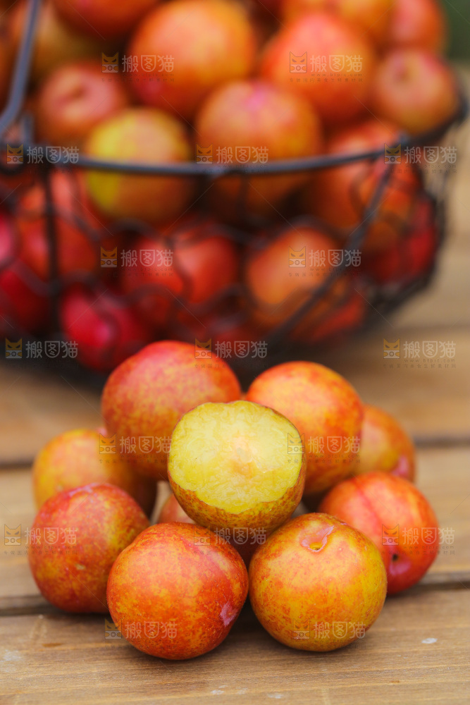 一堆红李子