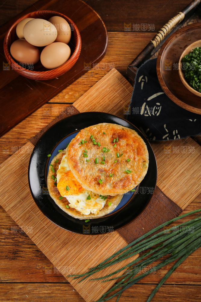 盘子里的葱油饼荷包蛋