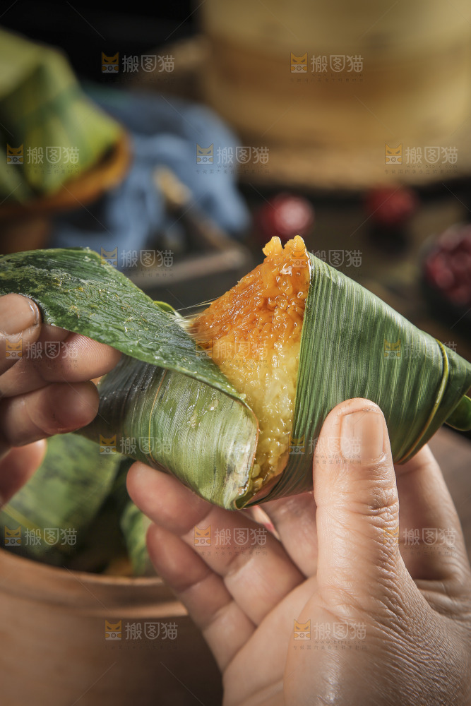 手里剥着蜜枣粽
