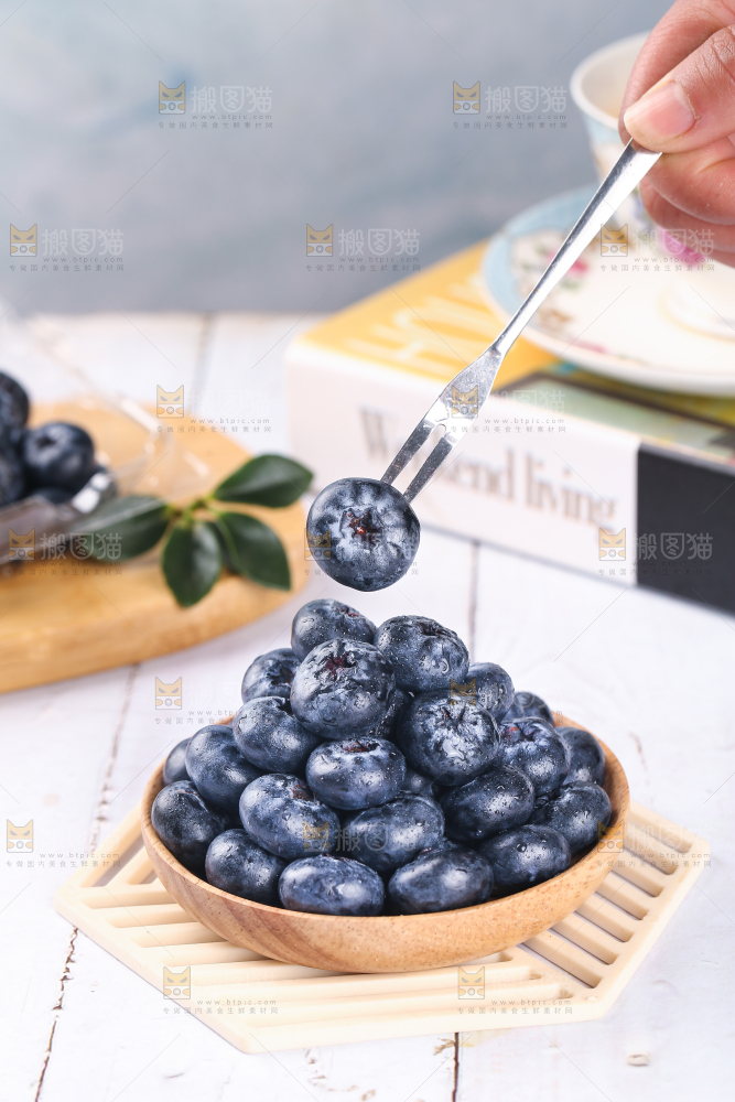 叉子上插着蓝莓