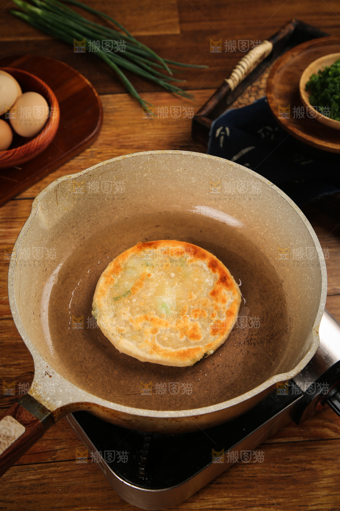 锅里煎着葱油饼