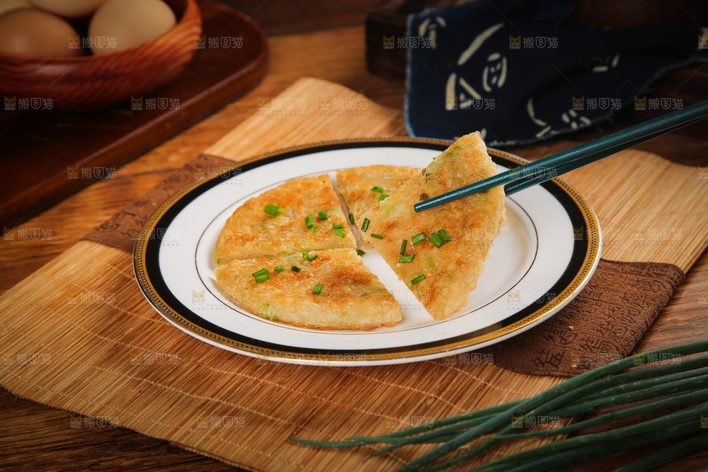 筷子夹着葱花饼