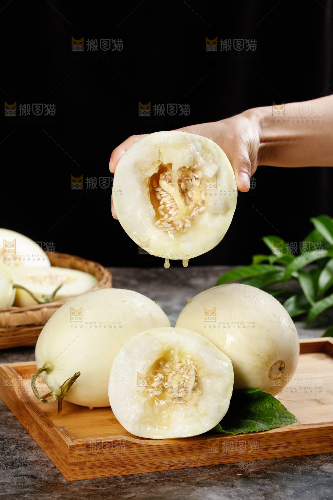 手里拿着阎良香瓜