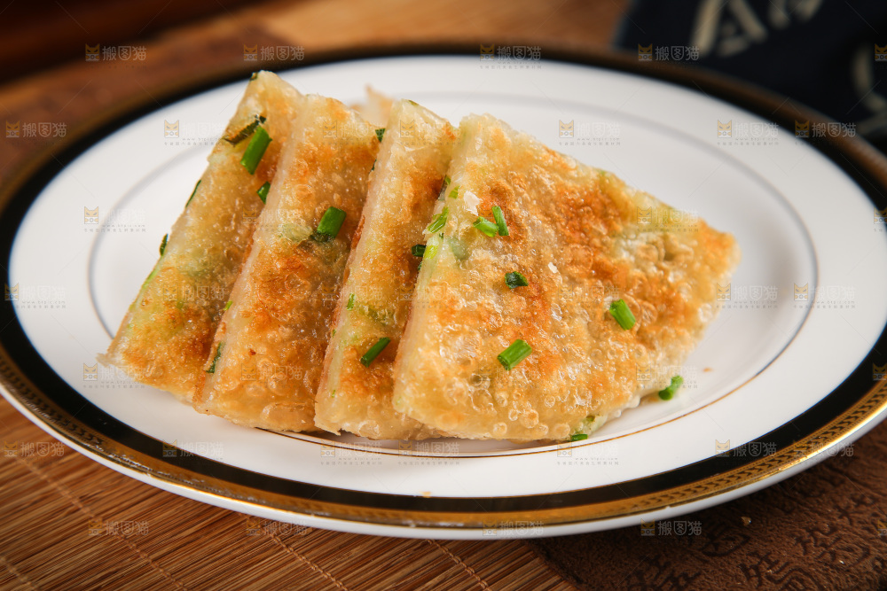 盘子里放着煎饼