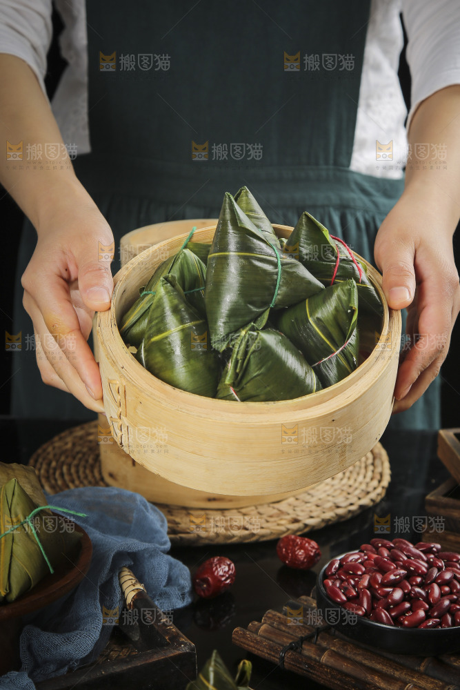 手里端着粽子