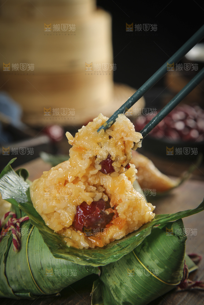 筷子上夹着蜜枣粽