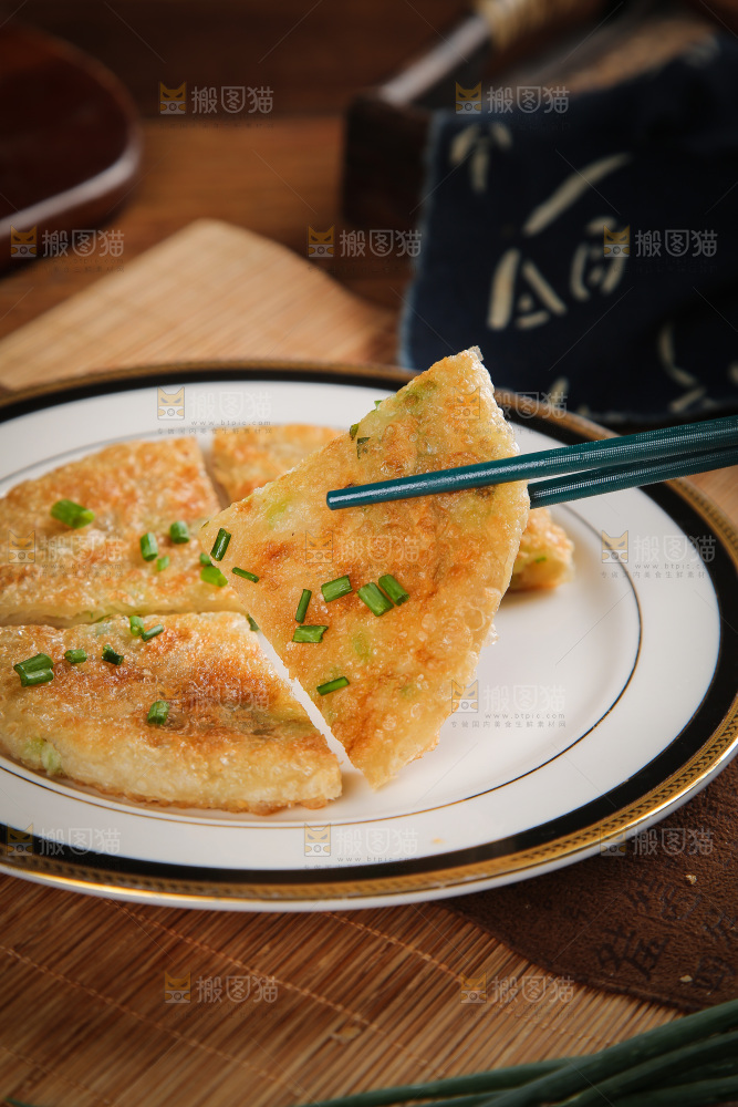 筷子夹着葱花饼