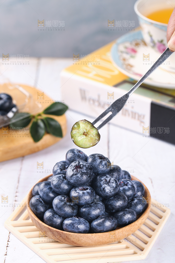 叉子上插着蓝莓