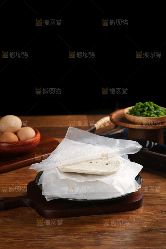 木底上放着葱油饼