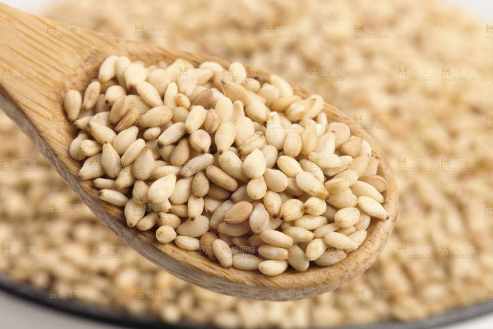 勺子上舀着白芝麻