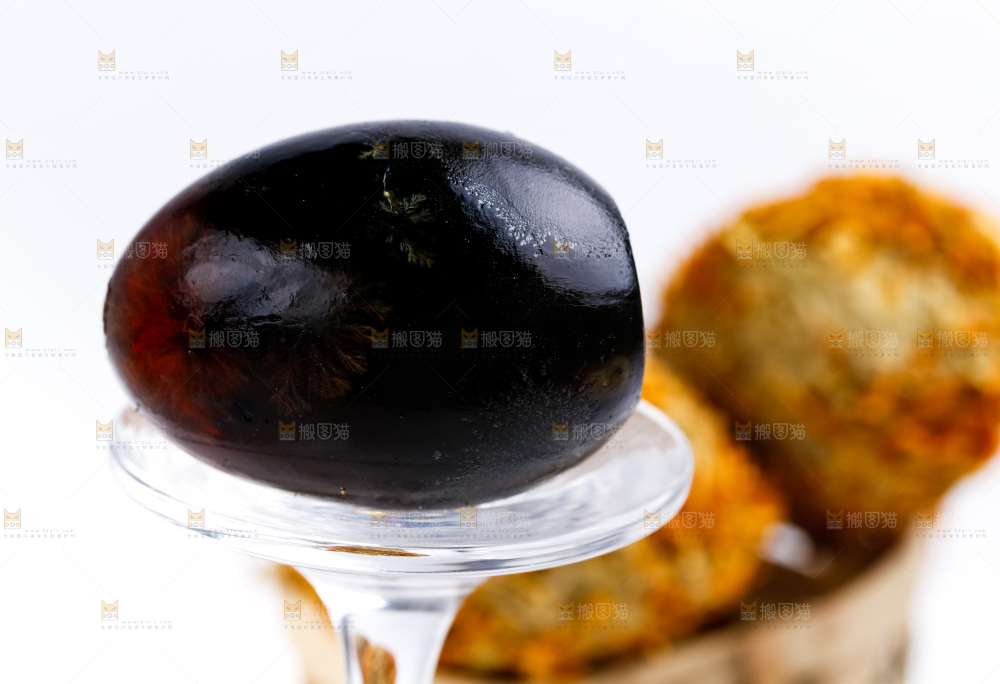 玻璃杯上放着松花蛋