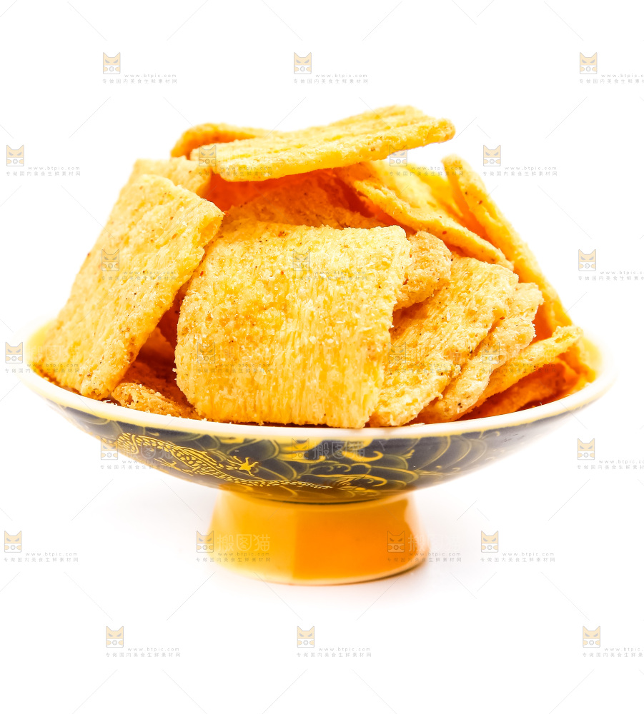 盘子上放着锅巴