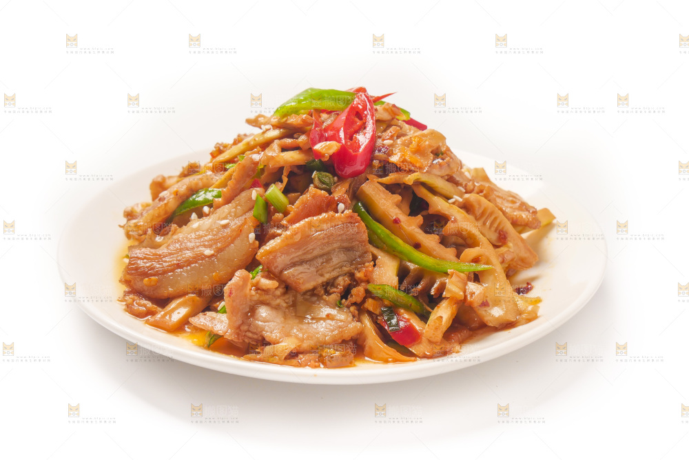 白底上放着一盘竹笋炒肉