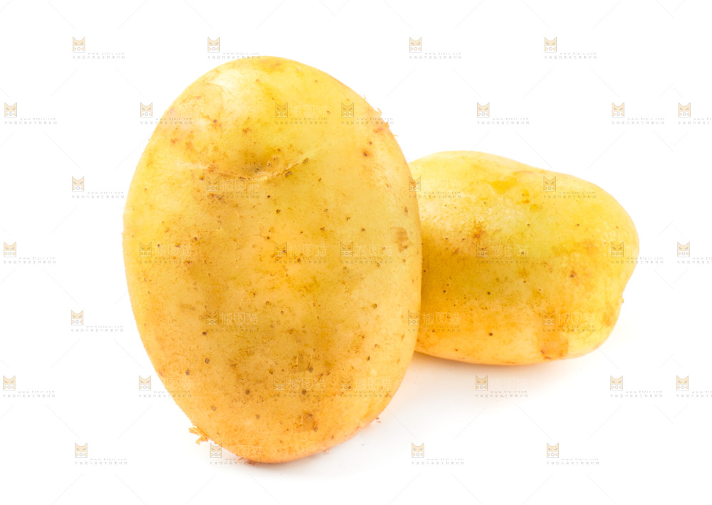 白底上的新鲜土豆