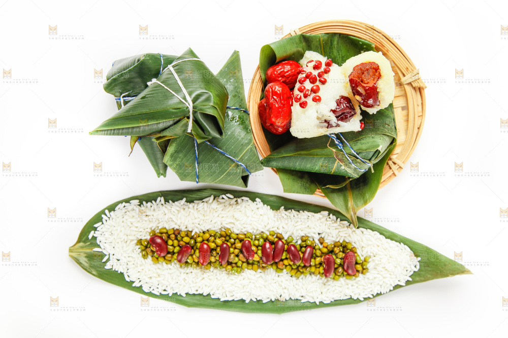 粽子和粽子食材放在白底上