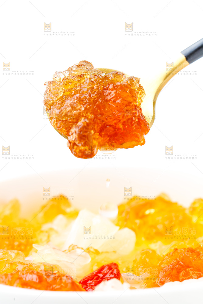 白底上放着一碗桃胶银耳汤