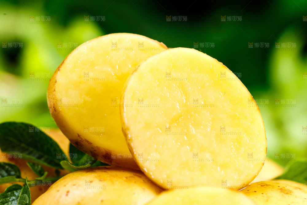 木底放着一盘云南土豆