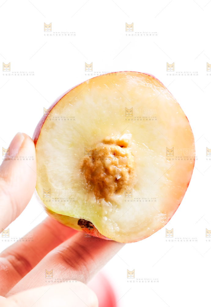 手拿白心油桃