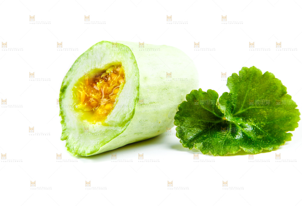 羊角蜜甜瓜放在白底上