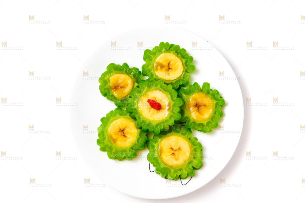 浅底上放着苦瓜