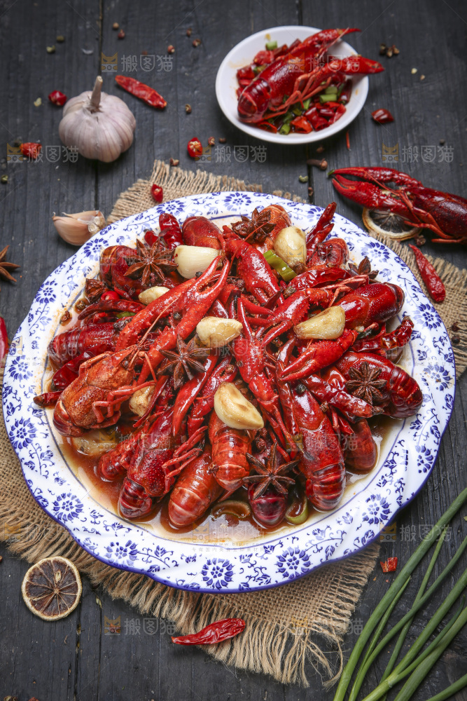 盘子里的麻辣小龙虾