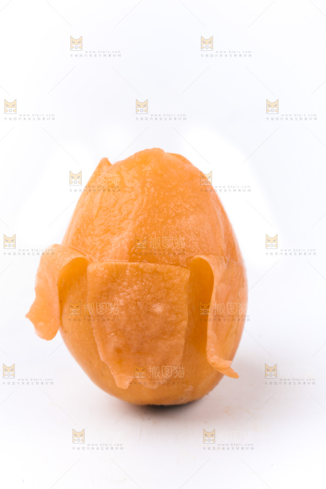 白底上放着新鲜枇杷