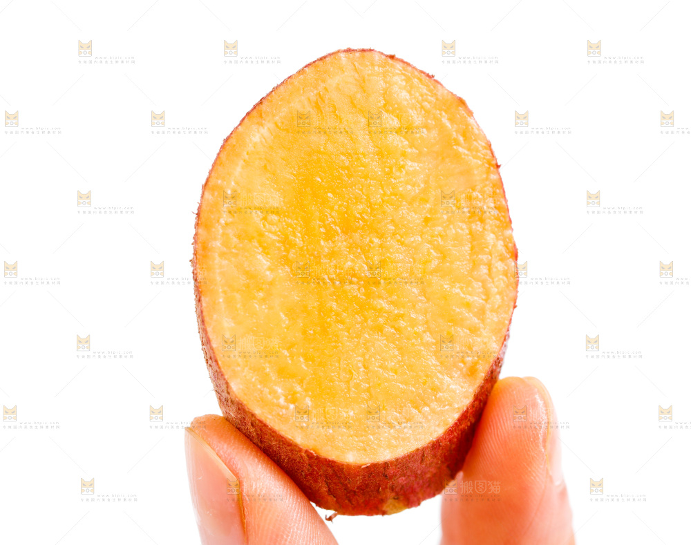 手里拿着红薯