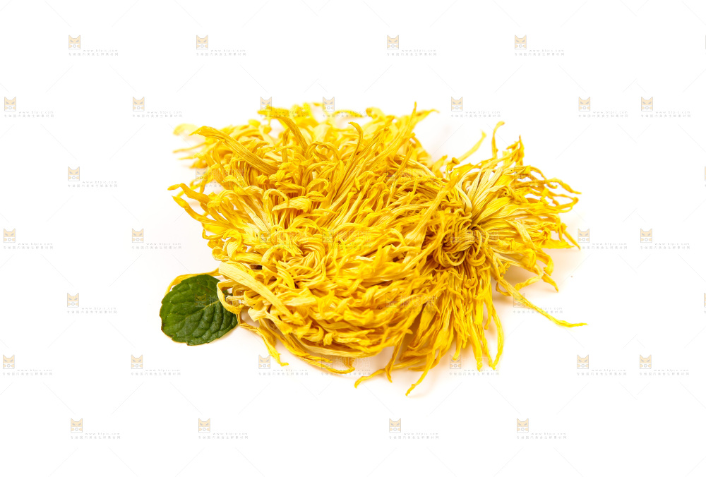 白底上放着干菊花