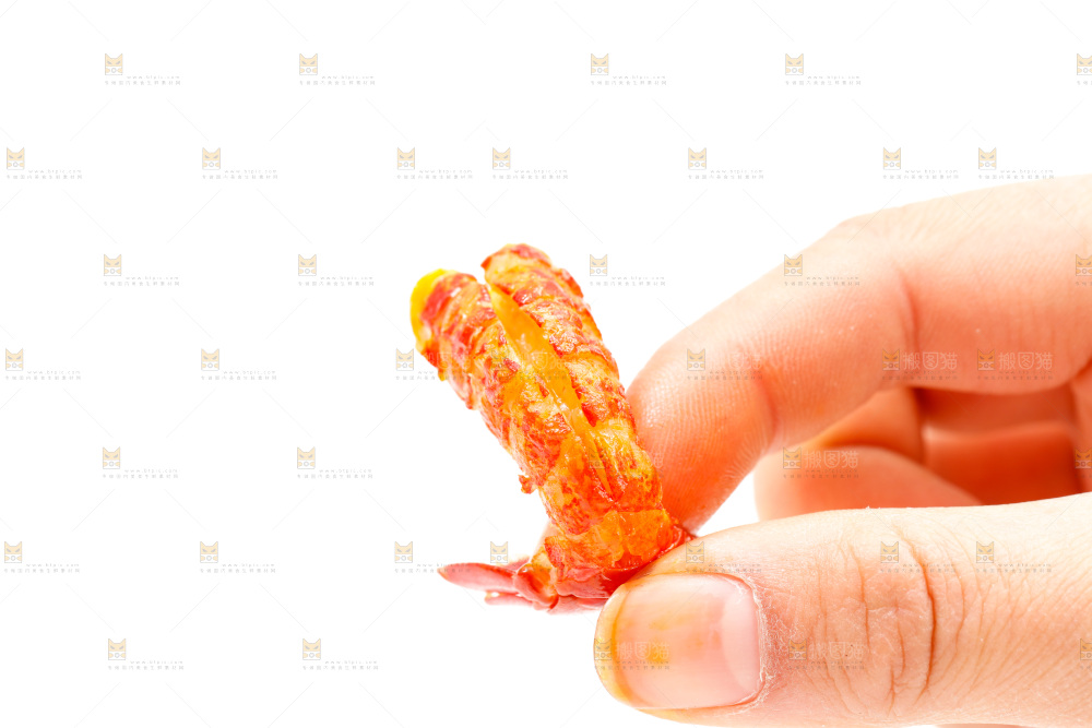 手里拿着小龙虾