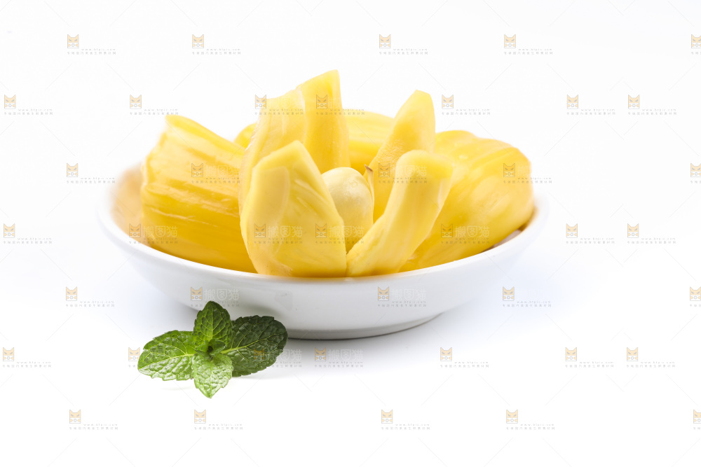 碟子里放着黄肉菠萝蜜