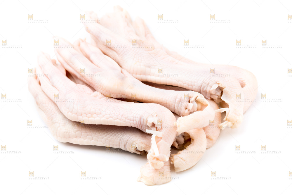 白底上放着鸭掌