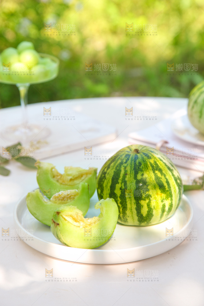 一盘花蕾甜瓜