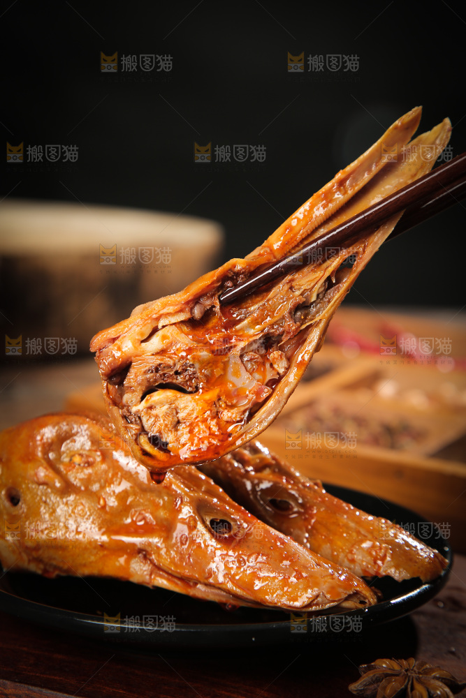 筷子上夹着鸭头