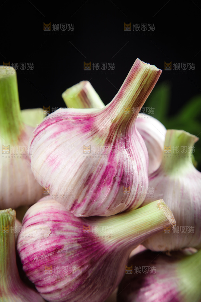 一堆新鲜紫皮大蒜