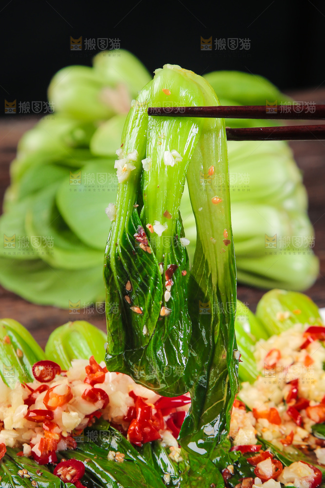 筷子上夹着凉拌青菜