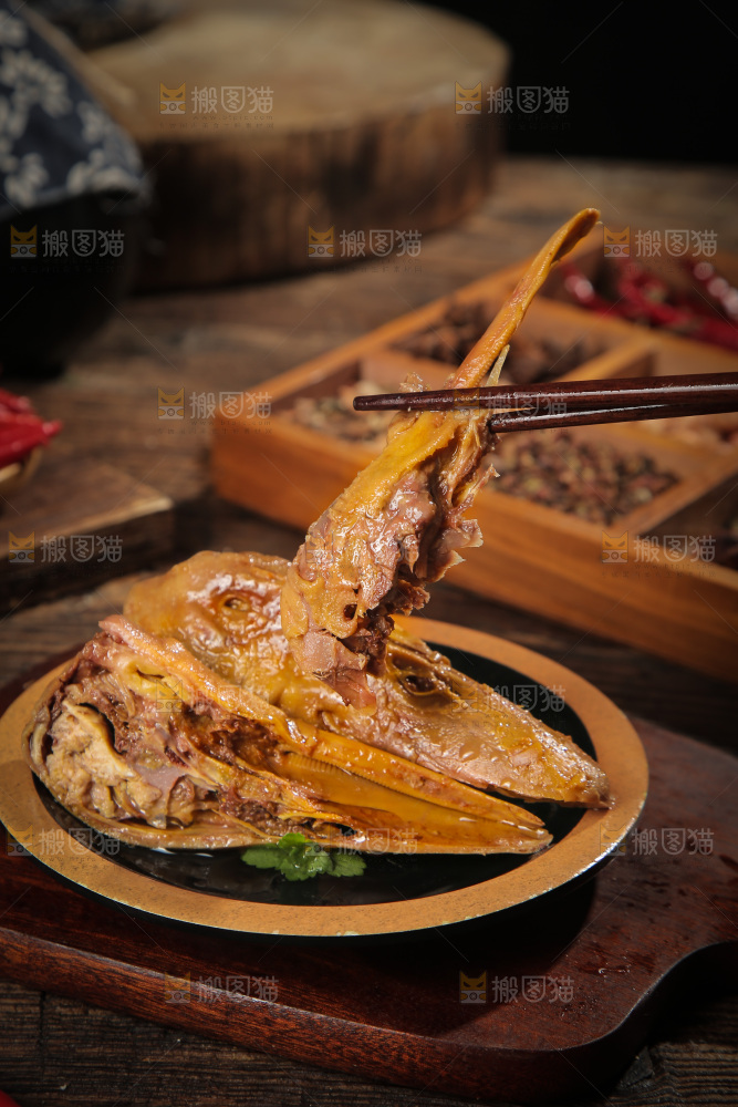 筷子上夹着鸭头