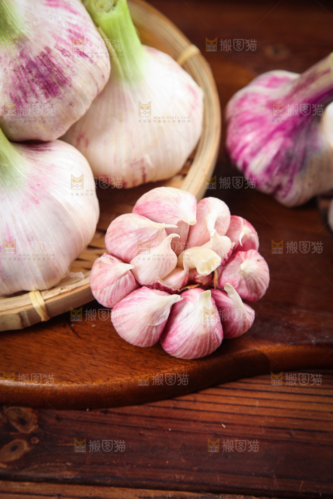木底上的多瓣蒜
